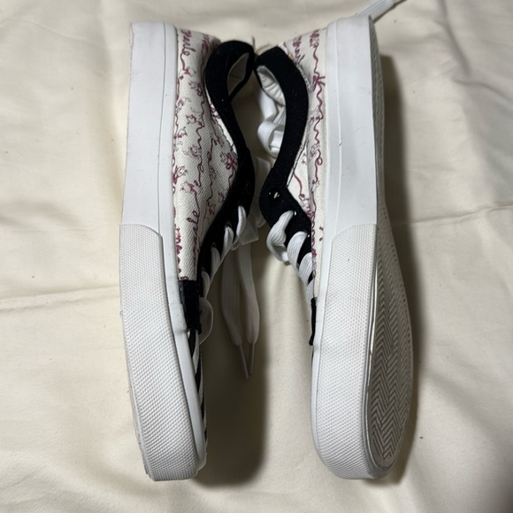 Disney The Aristocats Marie Stripe Lace-Up Sneakers from Hot Topic in size 8 - Picture 8 of 8